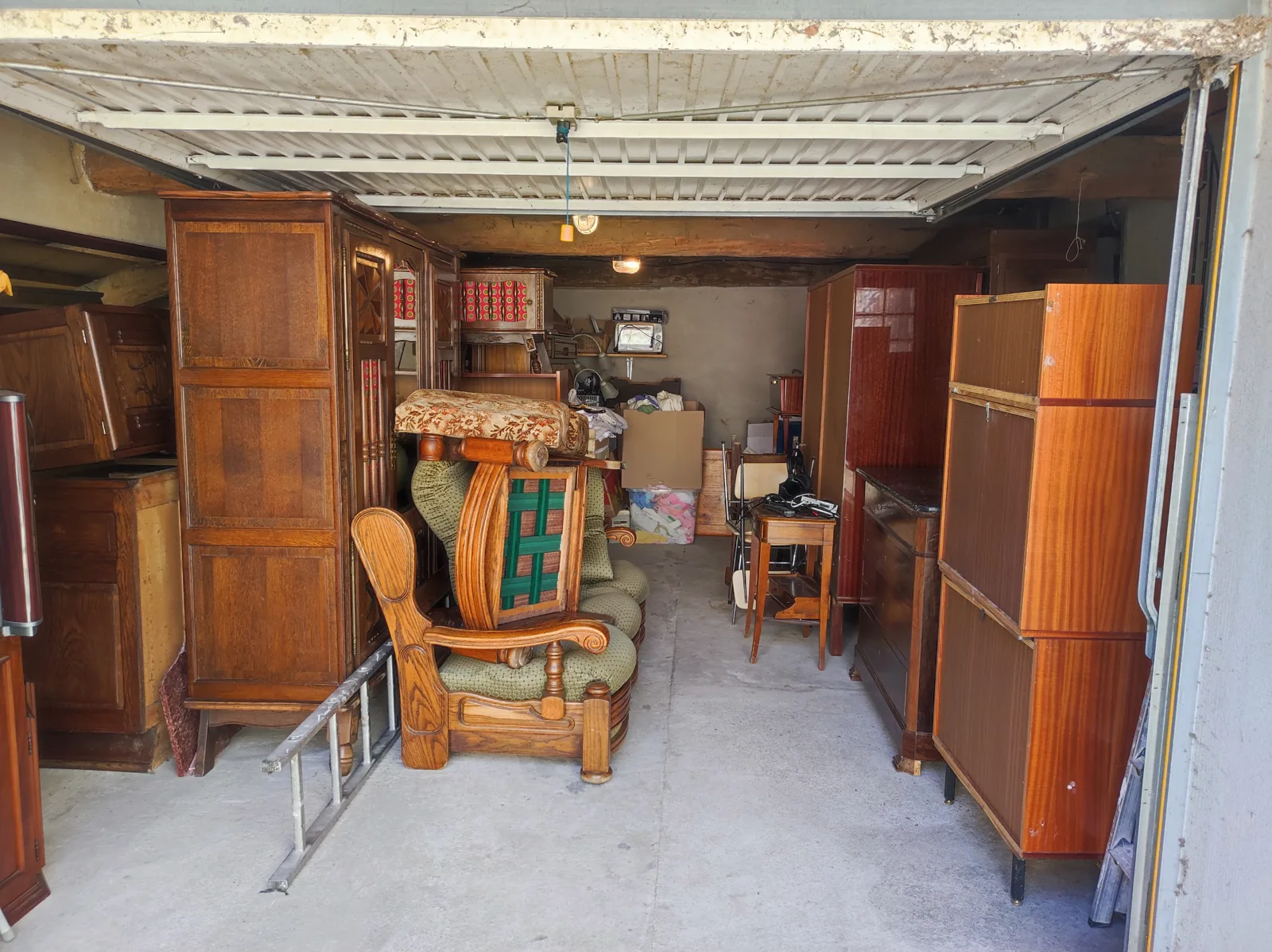 Meubles collectés pour les familles ukrainiennes, dans un lieu de stockage du Tarn