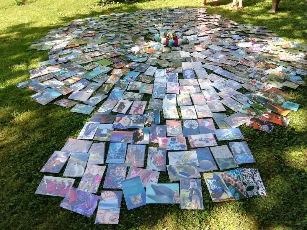 Des cartes de SoulCollage étalées dans l’herbe