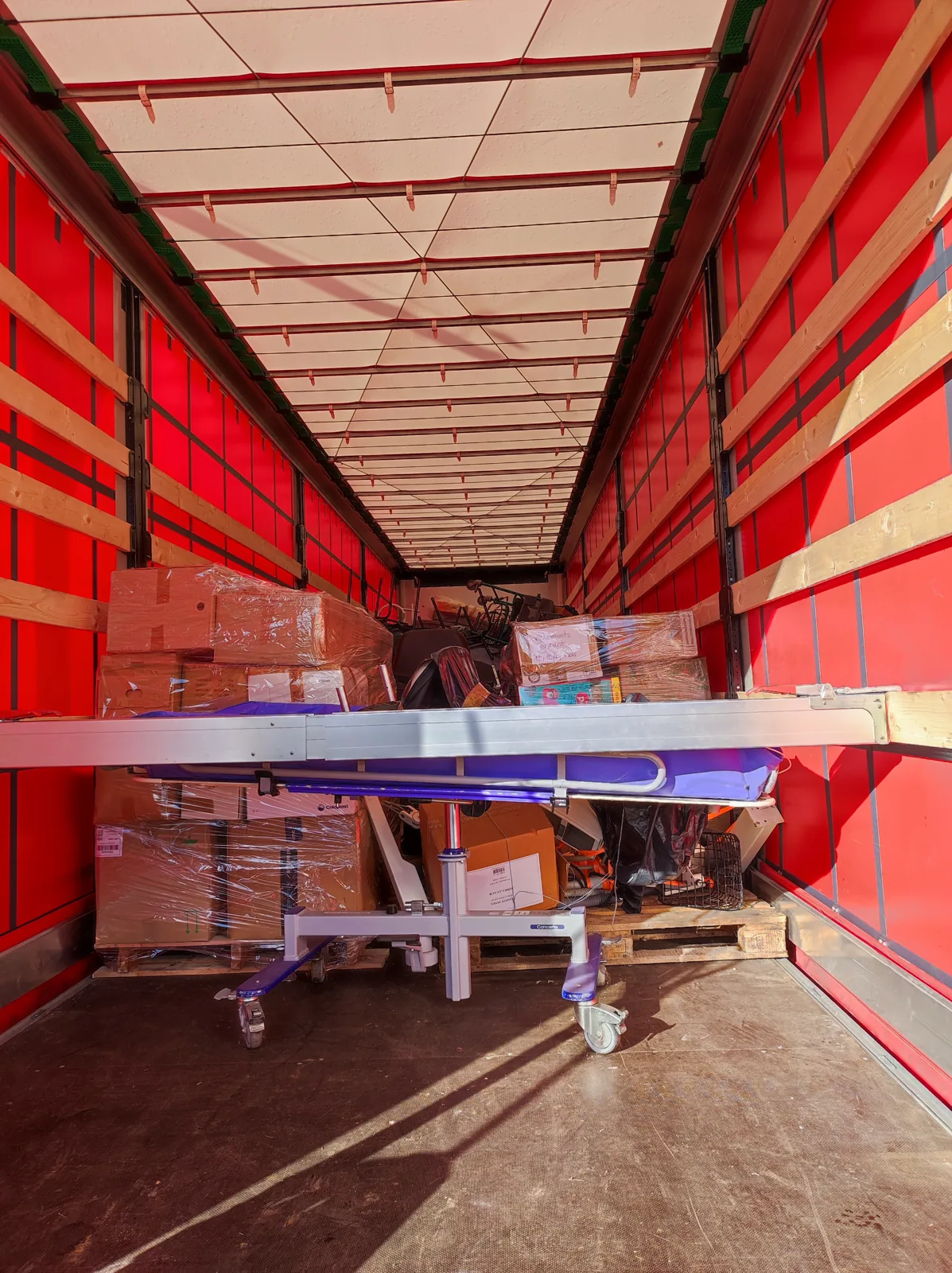 L’intérieur d’une remorque chargée de cartons de dons