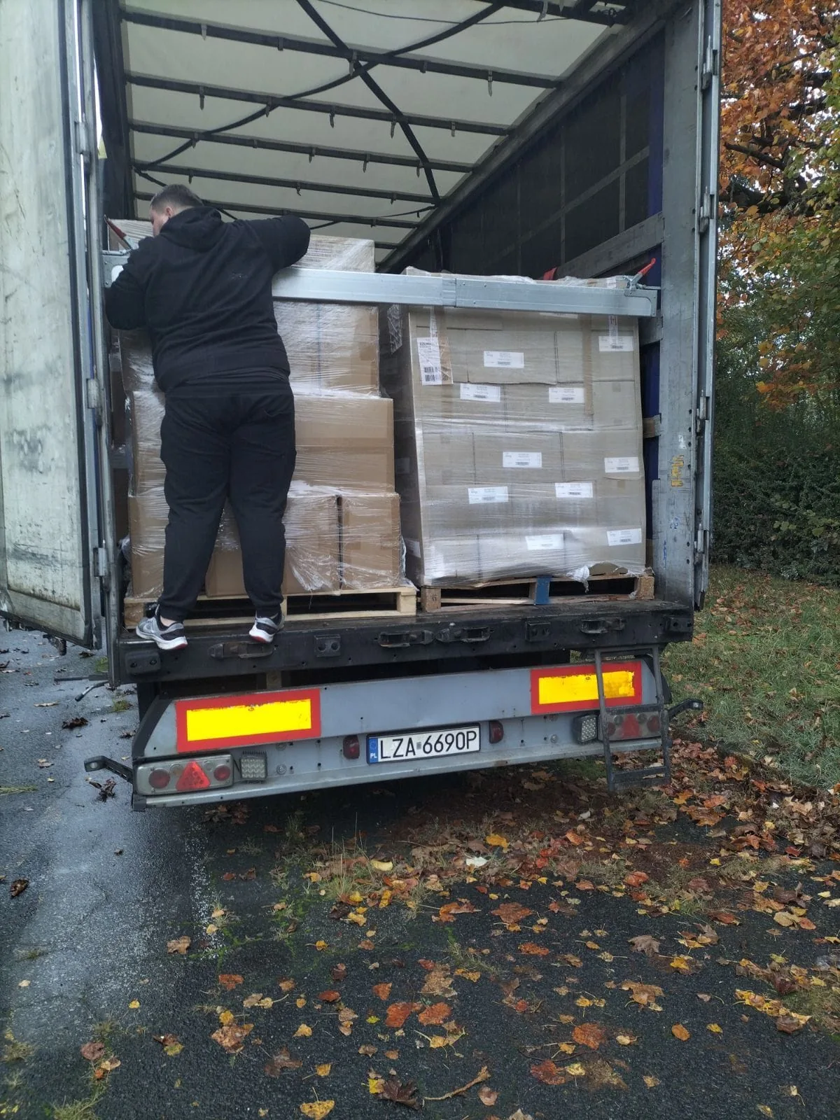 Le chargement d’un camion de dons, des cartons empilés sur des palettes